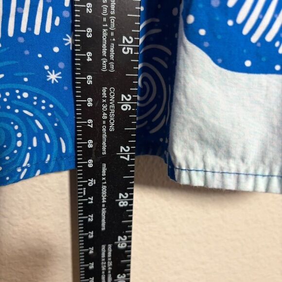 Zoe + Chloe Scrub Top Women's Large Blue Short Sleeve Winter Polar Bear Holiday - Picture 5 of 8